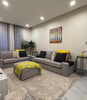 Al Ghubrah Ash Shamaliyyah Apartamento | Private 1BHK Top-Floor Apartment at Ghubrah Beach