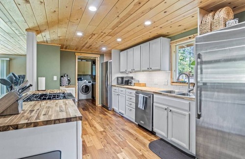Grants Pass Casa | Private 2-Acre Country Escape + Spa | 3BR Near Town