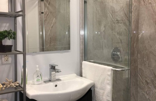 Richview Apartamento | Private 2 bedroom suite, full kitchen and bathroom