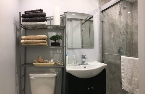 Richview Apartamento | Private 2 bedroom suite, full kitchen and bathroom