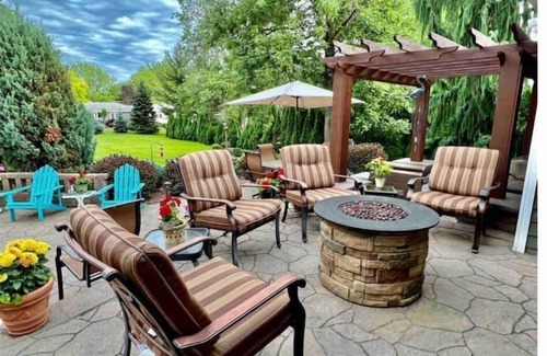 Oswego Casa | Private 2400 sq ft house. Hot Tub, Pool, Bar