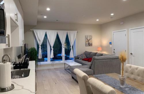 Washington Apartamento | Private 2BR Apartment - Free Off Street Parking, Fast Wi-Fi & Laundry