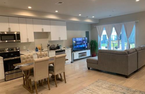 Washington Apartamento | Private 2BR Apartment - Free Off Street Parking, Fast Wi-Fi & Laundry