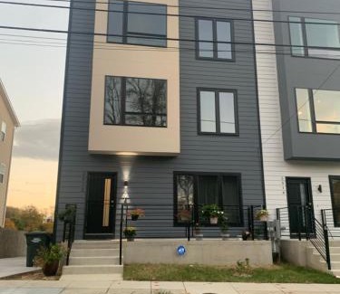 Washington Apartamento | Private 2BR Apartment - Free Off Street Parking, Fast Wi-Fi & Laundry