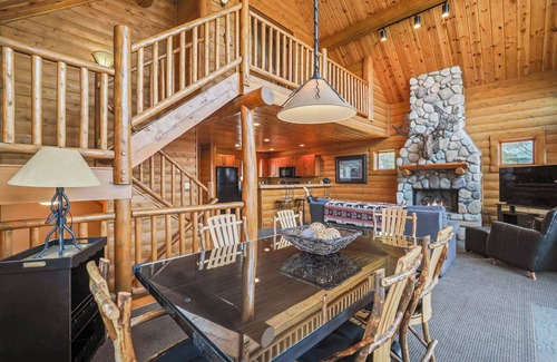 Boyne City Cabina | Private 3 BR Mountain Cabin | Ski-In/Ski-Out | Sleeps 12 | Balcony Deck