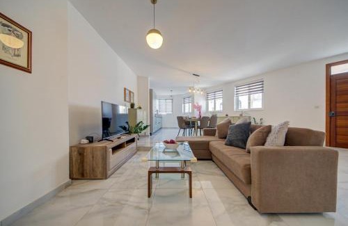 Pembroke Apartamento | PRIVATE 3BR APARTMENT Next to Paceville & St George's Bay