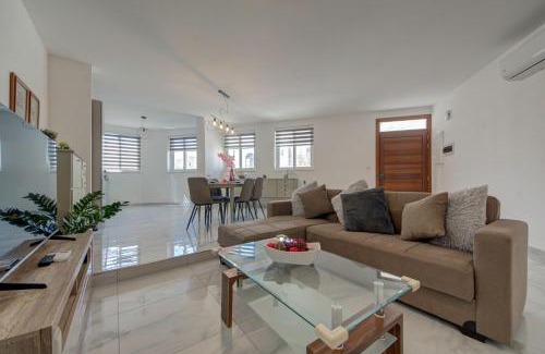 Pembroke Apartamento | PRIVATE 3BR APARTMENT Next to Paceville & St George's Bay