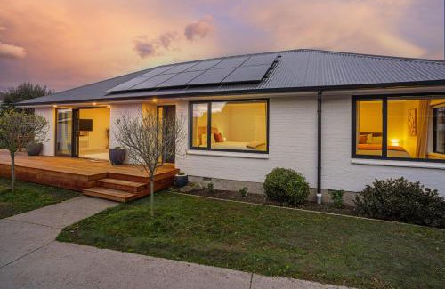 Christchurch Casa | Private, 4BR Family Home, Free Parking, 4km to Airport