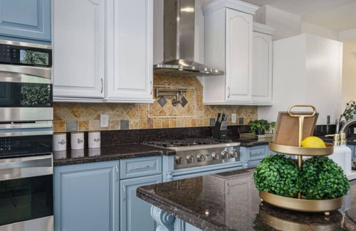 Palm City Apartamento | Private 5000 SF Waterfront Mansion w/Pool & Games