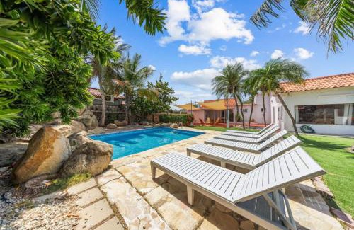Santa Cruz Casa | Private 5br Pool Villa Modern Aruba Style