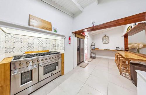 Santa Cruz Casa | Private 5br Pool Villa Modern Aruba Style