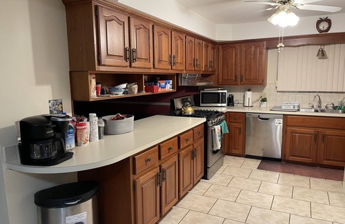 Sterling Heights Casa | private 6 Bedroom charming 2000 sq ft ranch 10-14 people