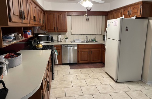 Sterling Heights Casa | private 6 Bedroom charming 2000 sq ft ranch 10-14 people