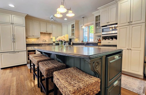 Jamestown Casa | Private 6-Bedroom – Walk to Beach