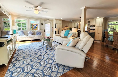 Jamestown Casa | Private 6-Bedroom – Walk to Beach