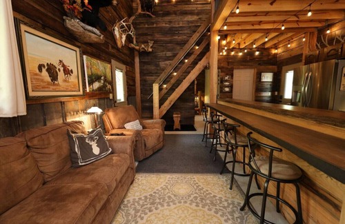 Campton Apartamento | Experience the serene beauty of Campton, KY in the cozy 2-bedroom, 1-bathroom Wolf Pen cabin