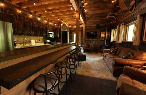 Campton Apartamento | Experience the serene beauty of Campton, KY in the cozy 2-bedroom, 1-bathroom Wolf Pen cabin