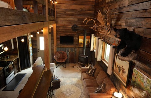 Campton Apartamento | Experience the serene beauty of Campton, KY in the cozy 2-bedroom, 1-bathroom Wolf Pen cabin