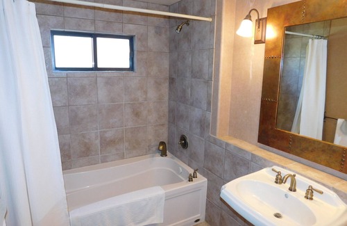 Carefree Condominio | Privado 800 pies cuadrados Suite. Sala de estar, dormitorio independiente, cocina básica.