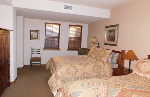 Carefree Condominio | Privado 800 pies cuadrados Suite. Sala de estar, dormitorio independiente, cocina básica.