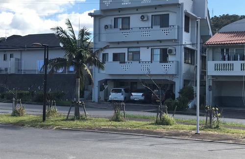 Nago Casa | Habitación privada en el primer piso con buen ambiente (cocina americana + dormitorio para 1 a 4 personas + sala de estar + baño y ducha solamente)