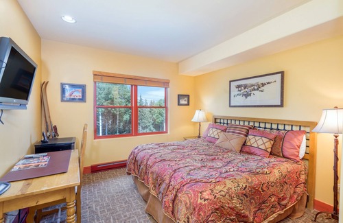 Mountain Village Hotel | Habitación de cierre económico con cama tamaño king, comodidades