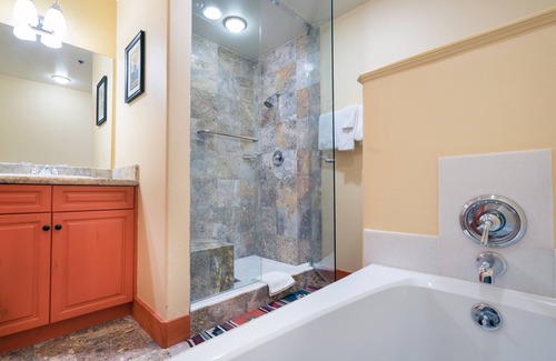 Mountain Village Hotel | Habitación de cierre económico con cama tamaño king, comodidades