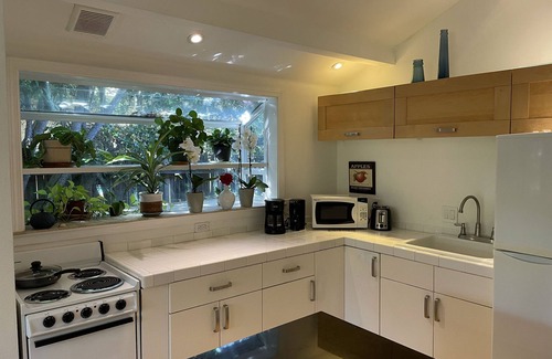 Fair Oaks Cabaña | Private and peaceful one bedroom cottage Menlo Park California near 3 hospitals