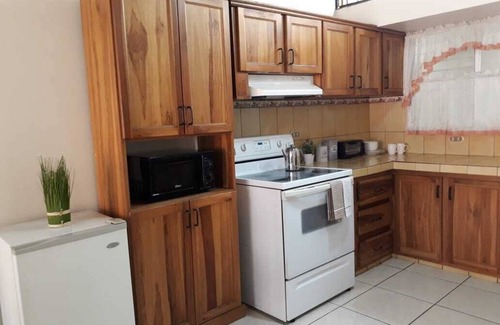 Alajuela Apartamento | Apartamento privado Casa 2 habitaciones 5 minutos Aeropuerto SJO amueblado Cocina espaciosa
