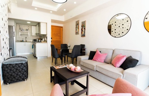 Evaristo Morales Apartamento | Private apt 2BR, 1 KING bed and pool.