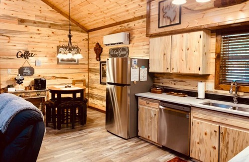 Ringold Cabina | Private area, electric fireplace, free internet, pond, near lake