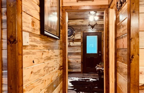 Ringold Cabina | Private area, electric fireplace, free internet, pond, near lake