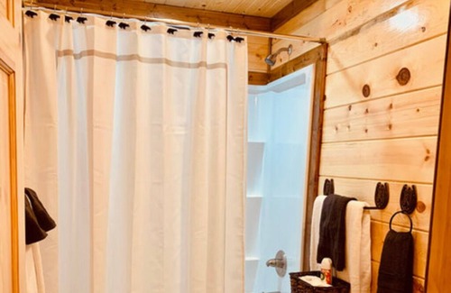 Ringold Cabina | Private area, electric fireplace, free internet, pond, near lake