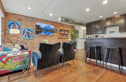 Short North Casa | Private Art Gallery w/FREE Parking near Conven Ctr