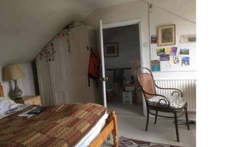 Leamington Spa Casa | Private attic in Georgian townhouse with free parking