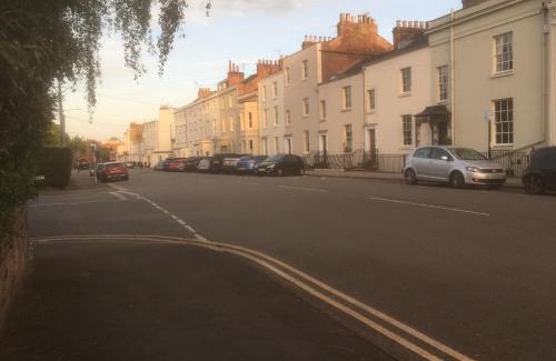 Leamington Spa Casa | Private attic in Georgian townhouse with free parking