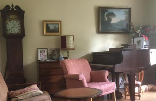 Leamington Spa Casa | Private attic in Georgian townhouse with free parking