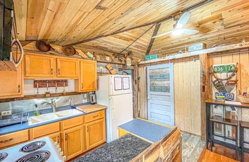 Oxford Cabina | Private,backyard BBQ,campfire, kayak,fish,Wis Dells,UTV,hike,winery,swim,pets,