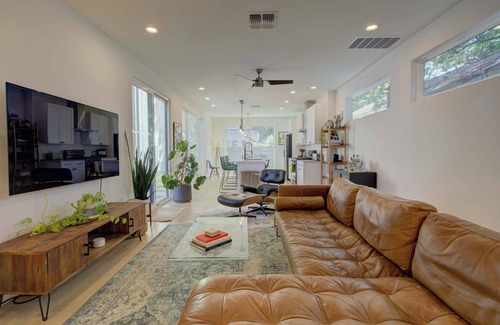 Govalle Casa | Private Backyard | Short & Long Stays in East ATX