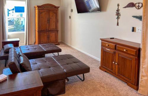 Johnstown Casa | Private Backyard! Spacious Home 25 Mi to Columbus
