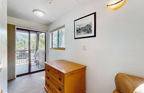 West End Apartamento | Private balcony room on Main St - pool & hot tub - walk to lifts, dog-friendly