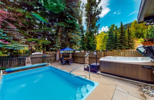 West End Apartamento | Private balcony room on Main St - pool & hot tub - walk to lifts, dog-friendly
