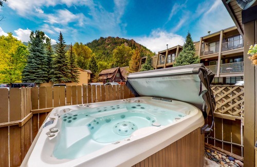 West End Apartamento | Private balcony room on Main St - pool & hot tub - walk to lifts, dog-friendly