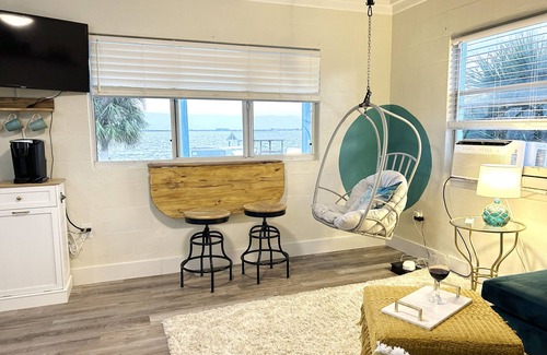 Fowlers Apartamento | Private balcony with view! Cozy 2nd floor apt. close to Cocoa Beach & MUCH MORE