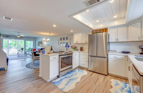 Welaka Condominio | Private Balcony w/ Water Views: Welaka Condo!