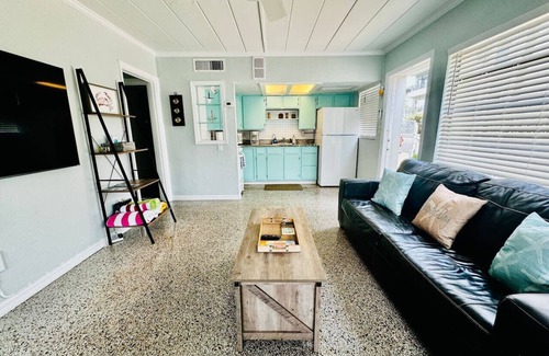 Independence Square Apartamento | Private Beach Front- Sandy Toes, Sunsets, and Sunshine