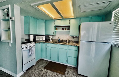 Independence Square Apartamento | Private Beach Front- Sandy Toes, Sunsets, and Sunshine