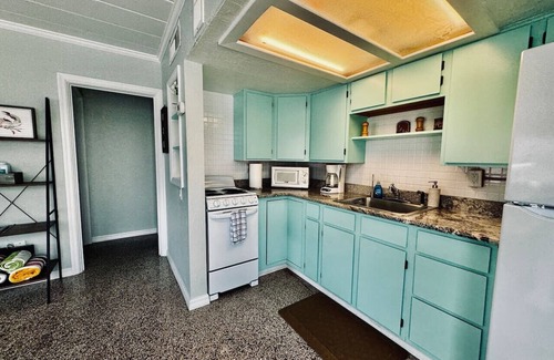 Independence Square Apartamento | Private Beach Front- Sandy Toes, Sunsets, and Sunshine