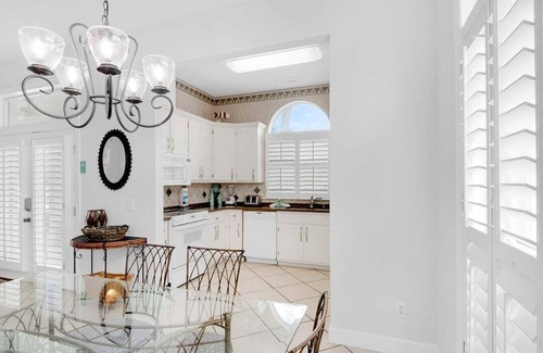 Avalon Beach Estates Casa | Gated Community Pools Golf Cart Private Beach Access | Relax at Coastal Cottage