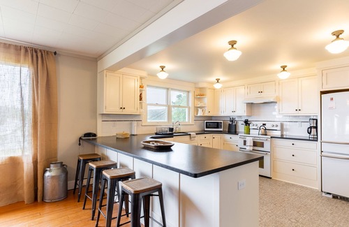 Maxwelton Casa | Private Beach Access + Water Views! | Sleeps 18, Historic 6BDR Farmhouse w/ Deck